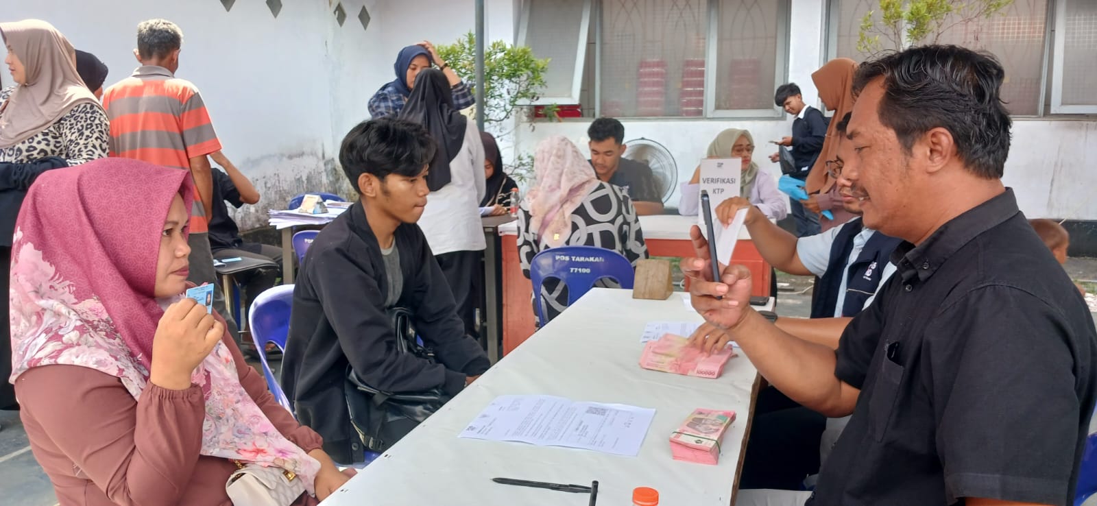 AGUS DIAN ZAKARIA/RADAR TARAKAN CAIR : Masyarakat penerima manfaat menerima penyaluran BLT di Kantor Pos Tarakan