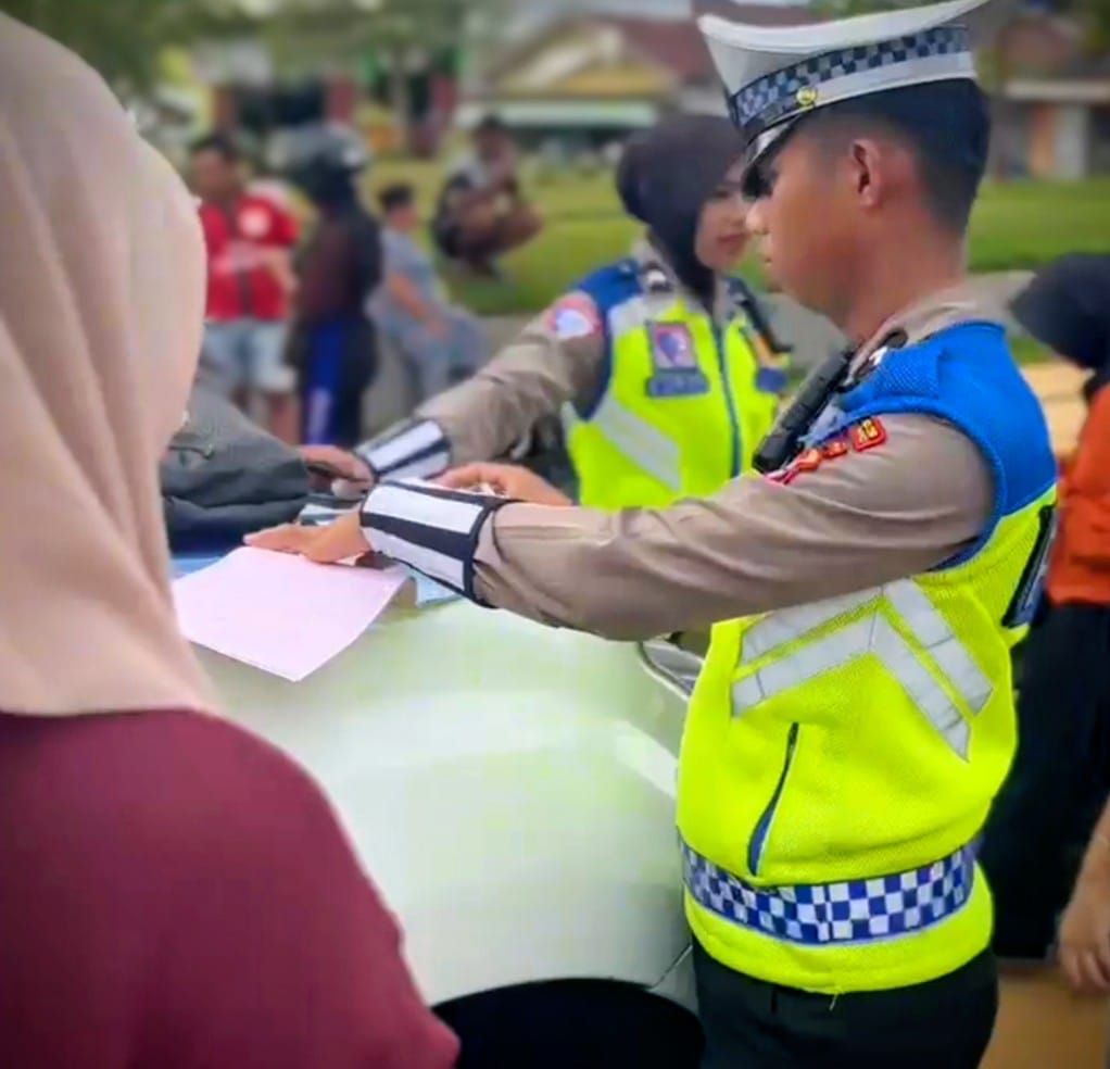 &lrm;TERTIB BERLALU LINTAS:Sat Lantas Polres Tana Tidung memberikan surat tilang ke pelanggar termasuk pengendara di bawah umur pada Operasi Zebra 2025.(FOTO: IST)