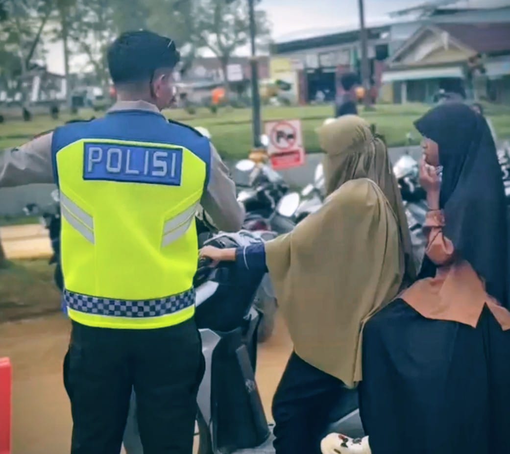 &lrm;PENERTIBAN: Sat Lantas merazia pengendara yang tak menggunakan helm FOTO: IST