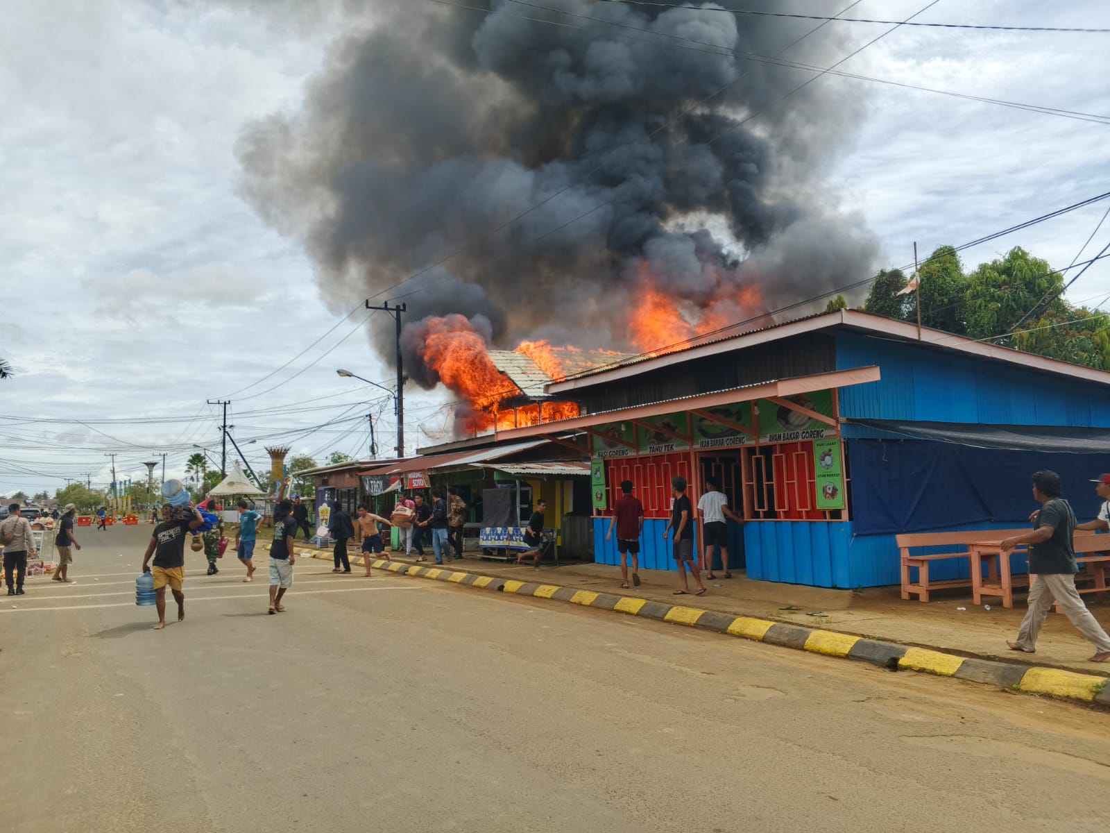 &lrm;MEMBARA: Api dengan cepat membakar bangunan berbahan kayu di depan Pasar Imbayud Taka, Tideng Pale  FOTO: Sopian/RADAR TARAKAN