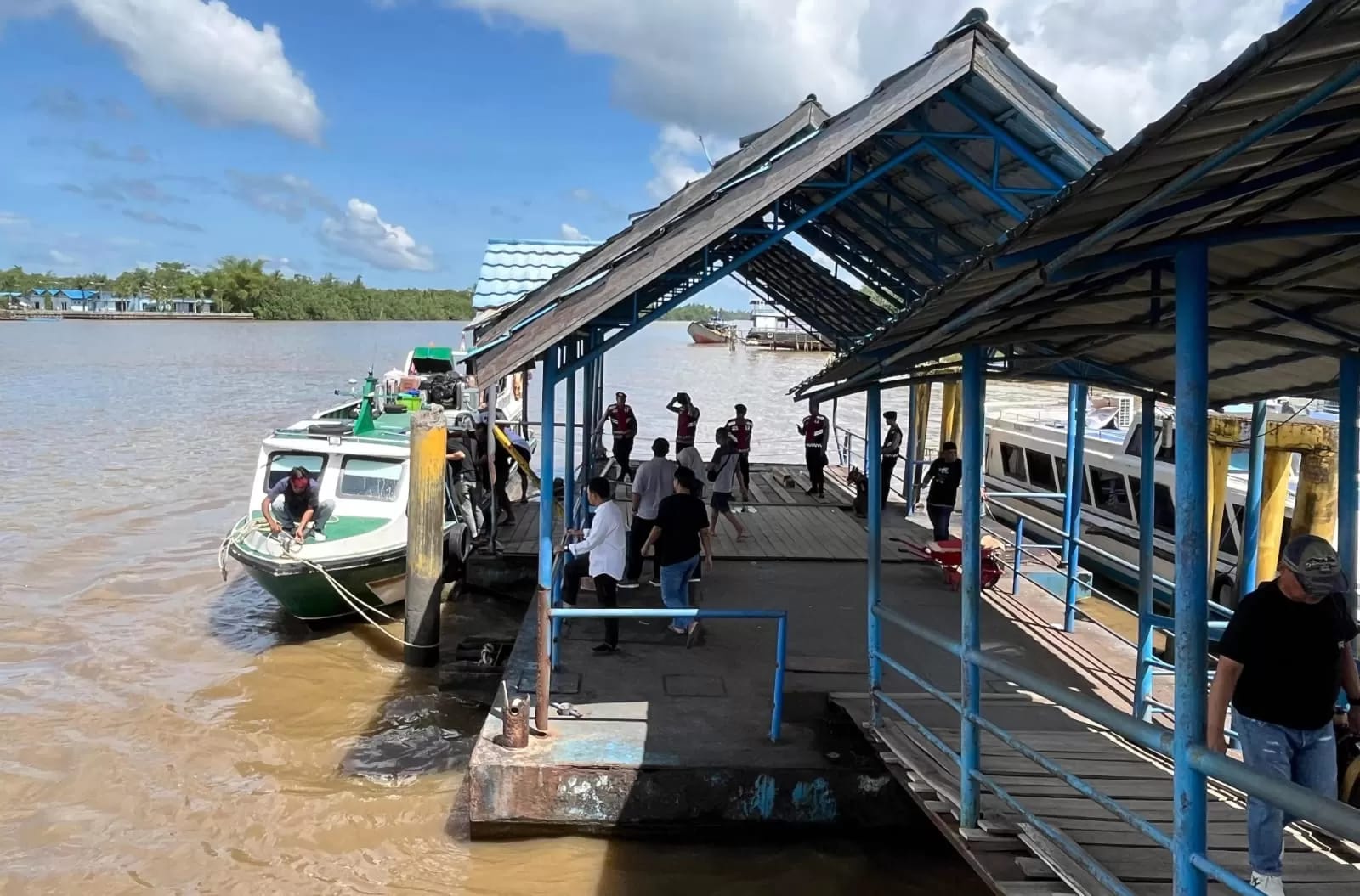 TRANSPORTASI SUNGAI : Tampak aktivitas penumpang speedboat di dermaga Pelabuhan Kayan II, Tanjung Selor
