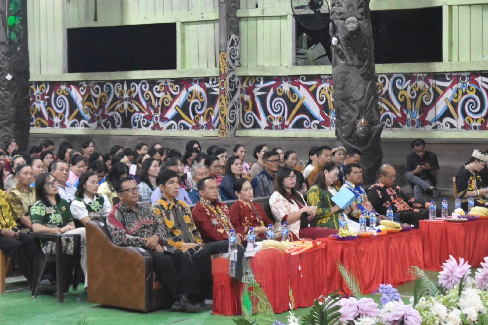 SAMBUT NATAL : Wabup Bulungan Kilat berada ditengah-tengah kegiatan Perkauan GKII Daerah Kayan Hilir DKIP