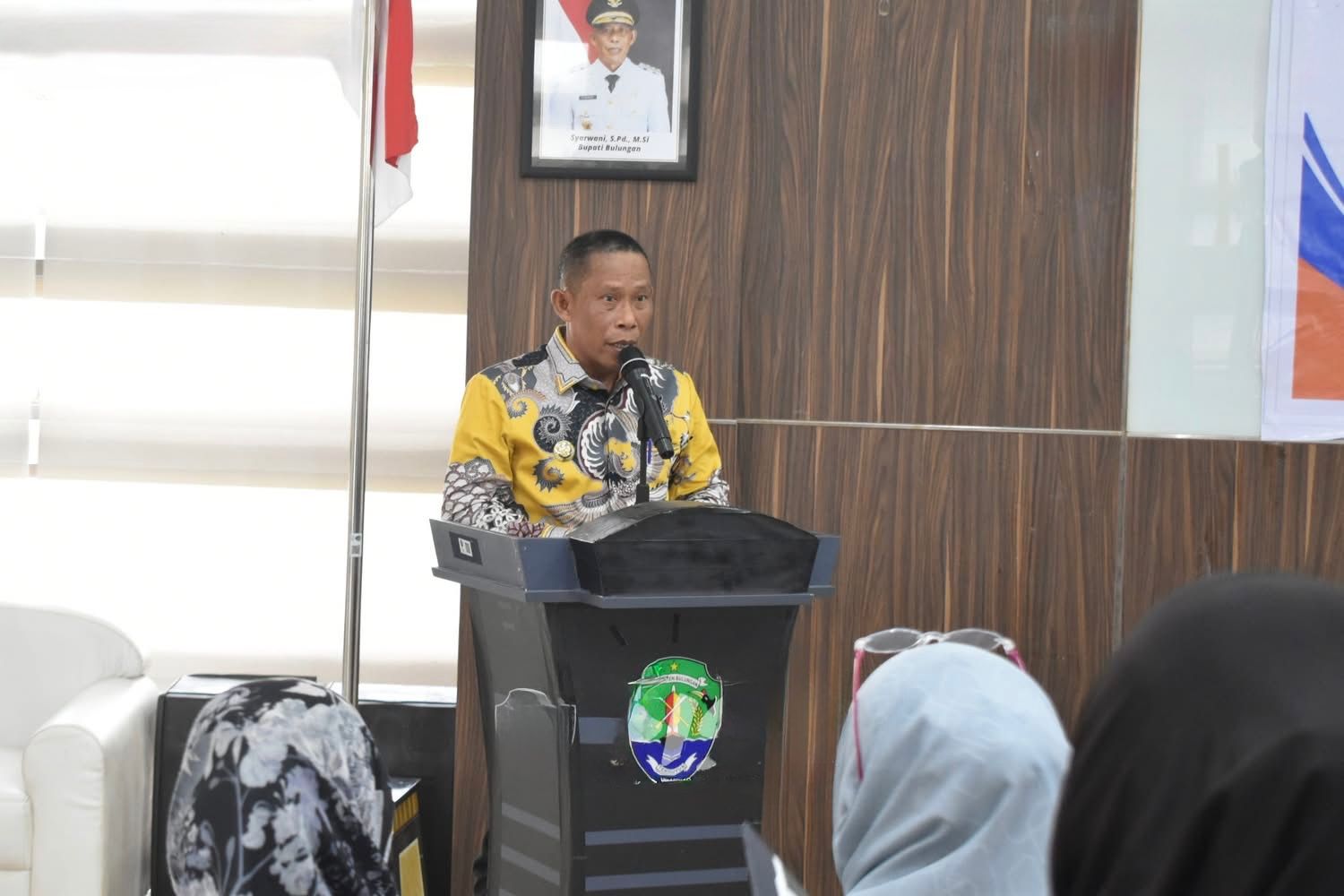TALKSHOW : Bupati Bulungan Syarwani menyampaikan arahan dalam kegiatan talkshow tentang keperempuanan Taslee/Radar Tarakan