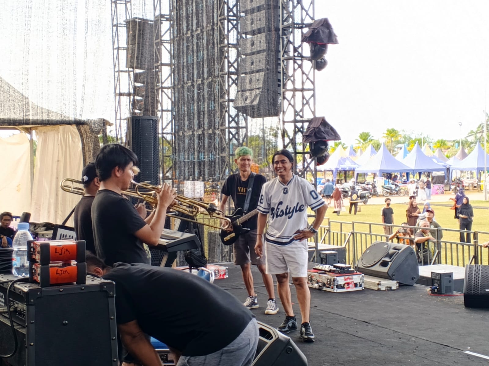 &lrm;CEK SOUND: Charly melakukan cek sound sebelum tampil nanti malam di RTH. H.Joesof Abdullah Tideng Pale FOTO:Sopian/RADAR TARAKAN &lrm;