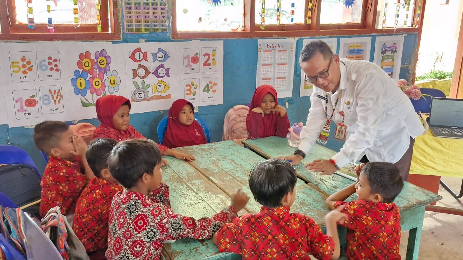INOVASI : Plt. Sekda Nunukan Raden Iwan Kurniawan saat berinteraksi besama siswa siswi SD 002, Nunukan Selatan