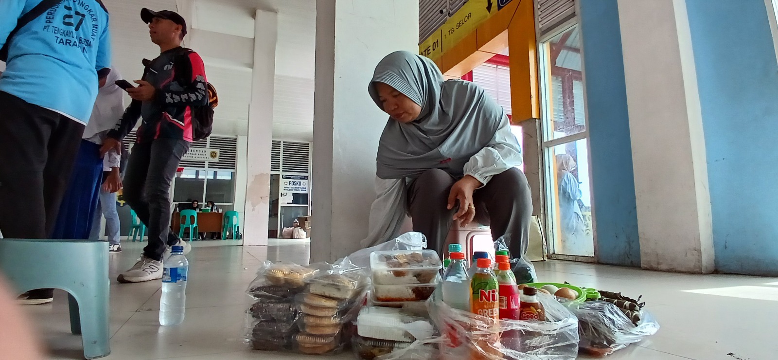 AGUS DIAN ZAKARIA/RADAR TARAKAN LARIS: Nani sedang melayani pembeli di dermaga keberangkatan Pelabuhan Tengkayu I Tarakan, Kamis 27/11