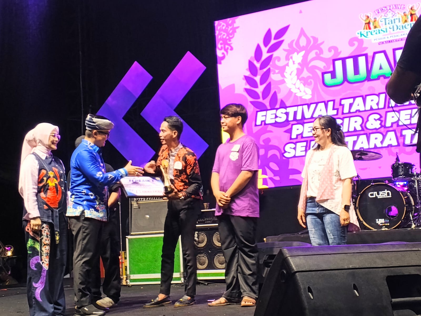 &lrm;SUKSES DIGELAR: Bupati Ibrahim Ali menyerahkan hadiah kepada pemenang lomba tari kreasi daerah pesisir dan pedalaman 2025 SOPIAN/RADAR TARAKAN