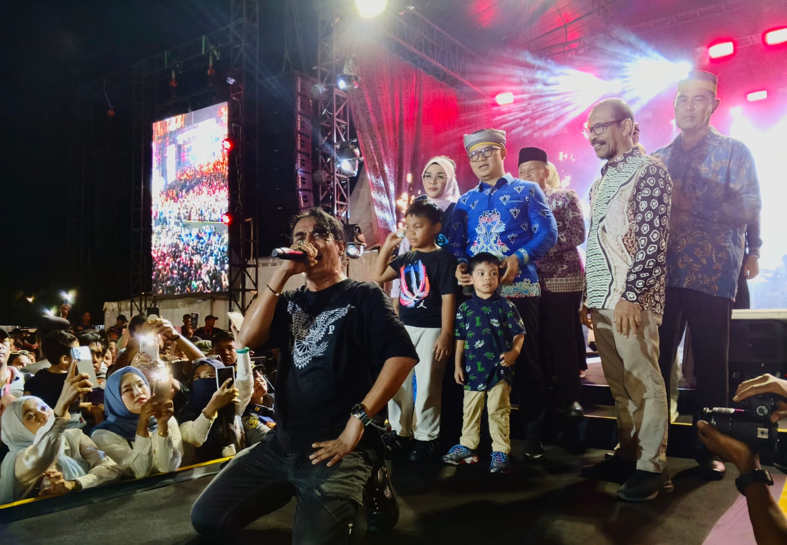 &lrm;MERIAH: Charly Van Houten tampil menghibur di penutupan Festival Tari Kreasi Daerah Pesisir dan Pedalaman Kamis malam (27/11/2025). Foto: Sopian/Radar Tarakan &lrm;