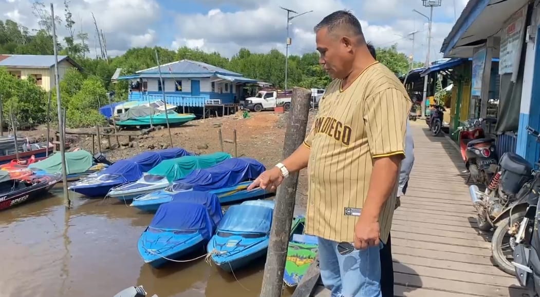 PELAYARAN : Kepala Badan Pengelolaan Perbatasan Daerah BPPD Nunukan, Robby Nahak Serang saat berada di dermaga Sei Ular, Seimanggaris, FOTO:ASRULLAH