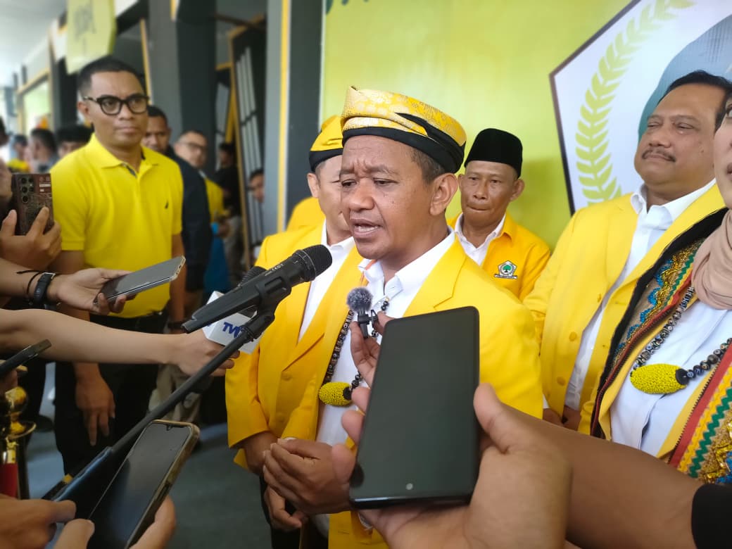 BERI KETERANGAN : Ketum DPP Partai Golkar saat memberikan keterangan kepada awak media