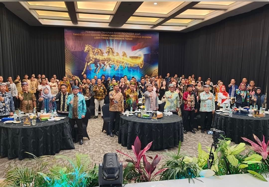 KOLABORASI : Pj. Sekprov Kaltara di tengah-tengah pertemuan tahunan BI Kaltara, DKISP