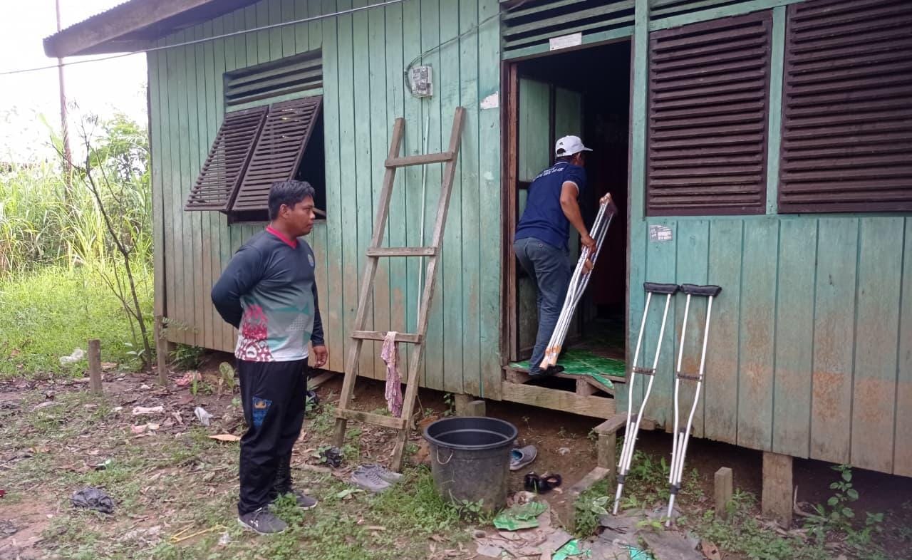 DOK DSP3A NUNUKAN SALURKAN BANTUAN: Bantuan untuk penyandang disabilitas berupa tongkat kaki empat telah disalurkan kepada warga yang membutuhkan di Kecamatan Sembakung