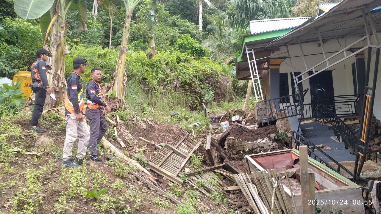 DOK RADAR TARAKAN RUMAH LONGSOR: Puluhan rumah terdampak bencana alam mendapatkan rehabilitasi oleh Pemkab Nunukan