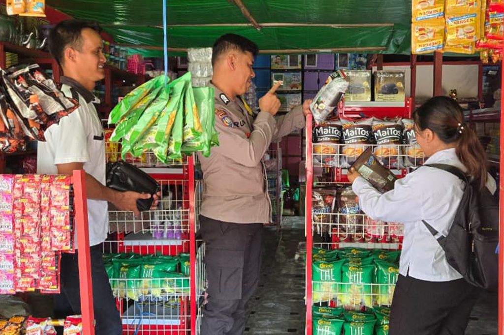 SIDAK : Personel Bhabinkamtibmas saat melakukan pengawasan di sejumlah toko di Desa Long Sule