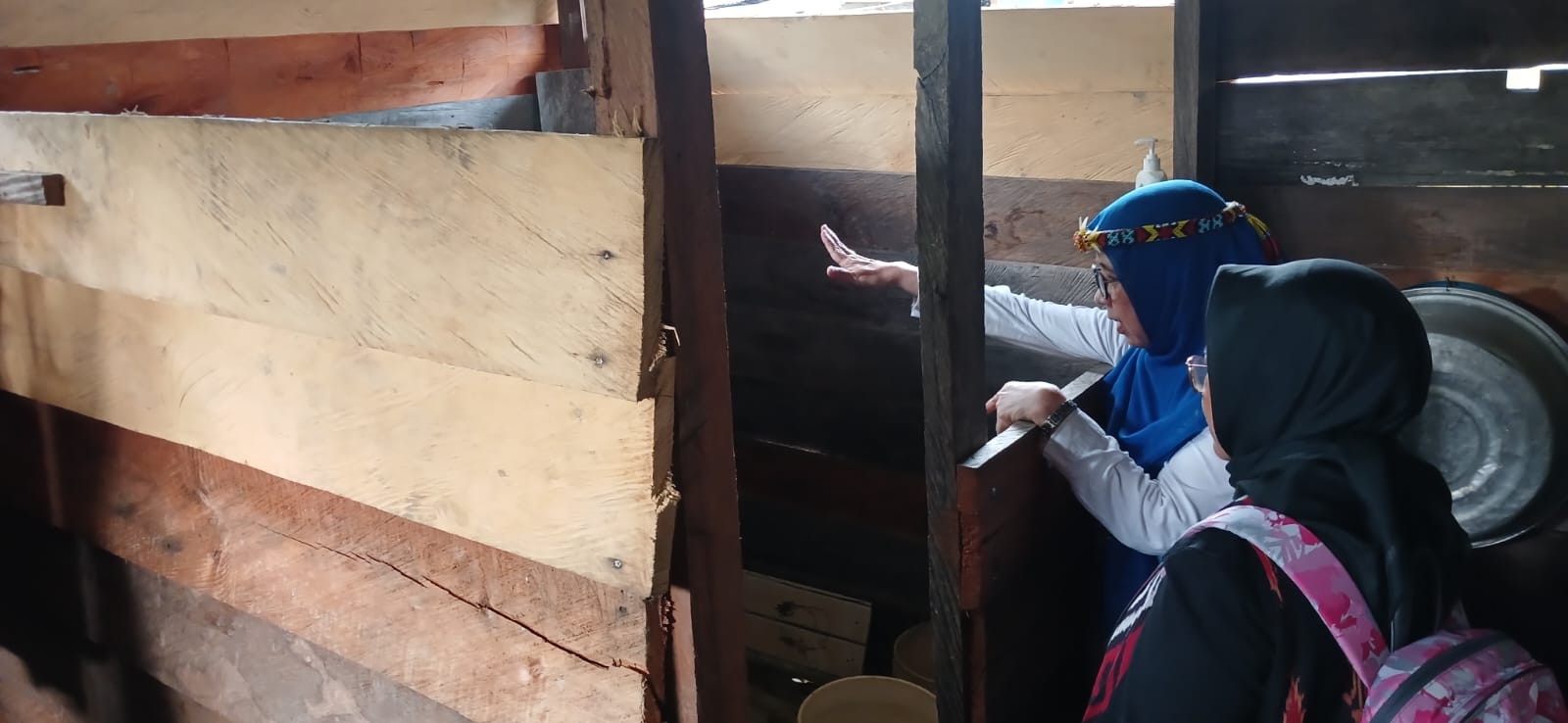 MENINJAU: Salah satu rumah peneri maanfaat program SIRAM saat ditinjau pemberi bantuan, FOTO:AGUS DIAN ZAKARIA/RADAR TARAKAN