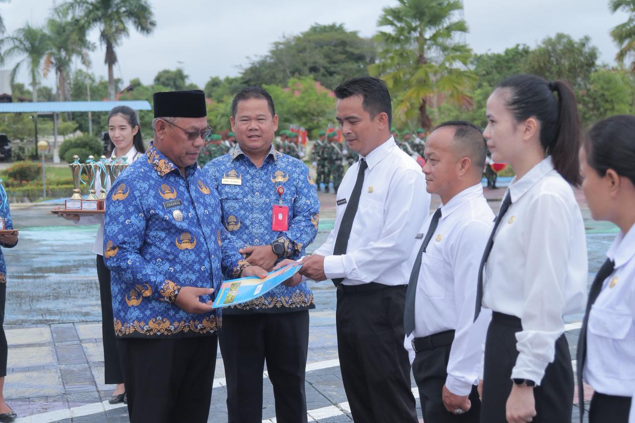 DIPA/RADAR TARAKAN PENYERAHAN: Wabup Jakaria didampingi Sekda Ernes menyerahkan SK P3K Paruh Waktu kepada aparatur penerima