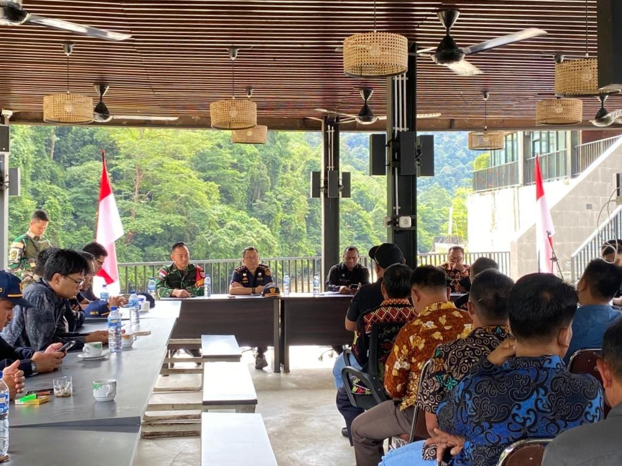 KOORDINASI : Forum koordinasi lintas instansi melibatkanKepala PLBN Labang, Kepala Kantor Bea Cukai Nunukan bersama Dansatgas Pamtas RI&ndash;Malaysia dan tokoh adat