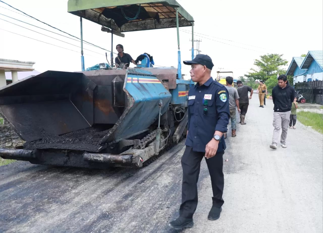 TINJAU LAPANGAN : Bupati Bulungan saat meninjau progres pekerjaan fisik