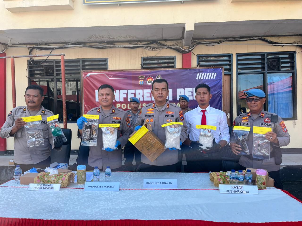 ELIAZAR/RADAR TARAKAN  DIAMANKAN: Barang bukti berupa sabu 3 kg beserta 1 tersangka yang berhasil diamankan Satresnarkoba Polres Tarakan