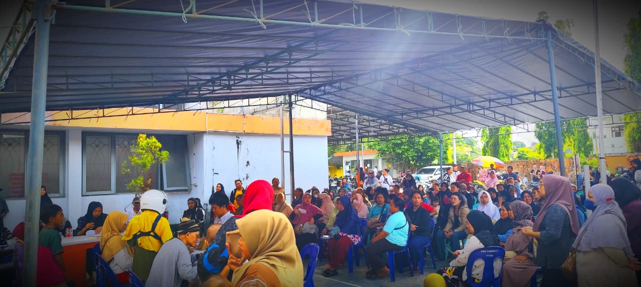 NATANAEL/RADAR TARAKAN.  BANTUAN: Warga yang mengambil bantuan di Kantor Pos Tarakan