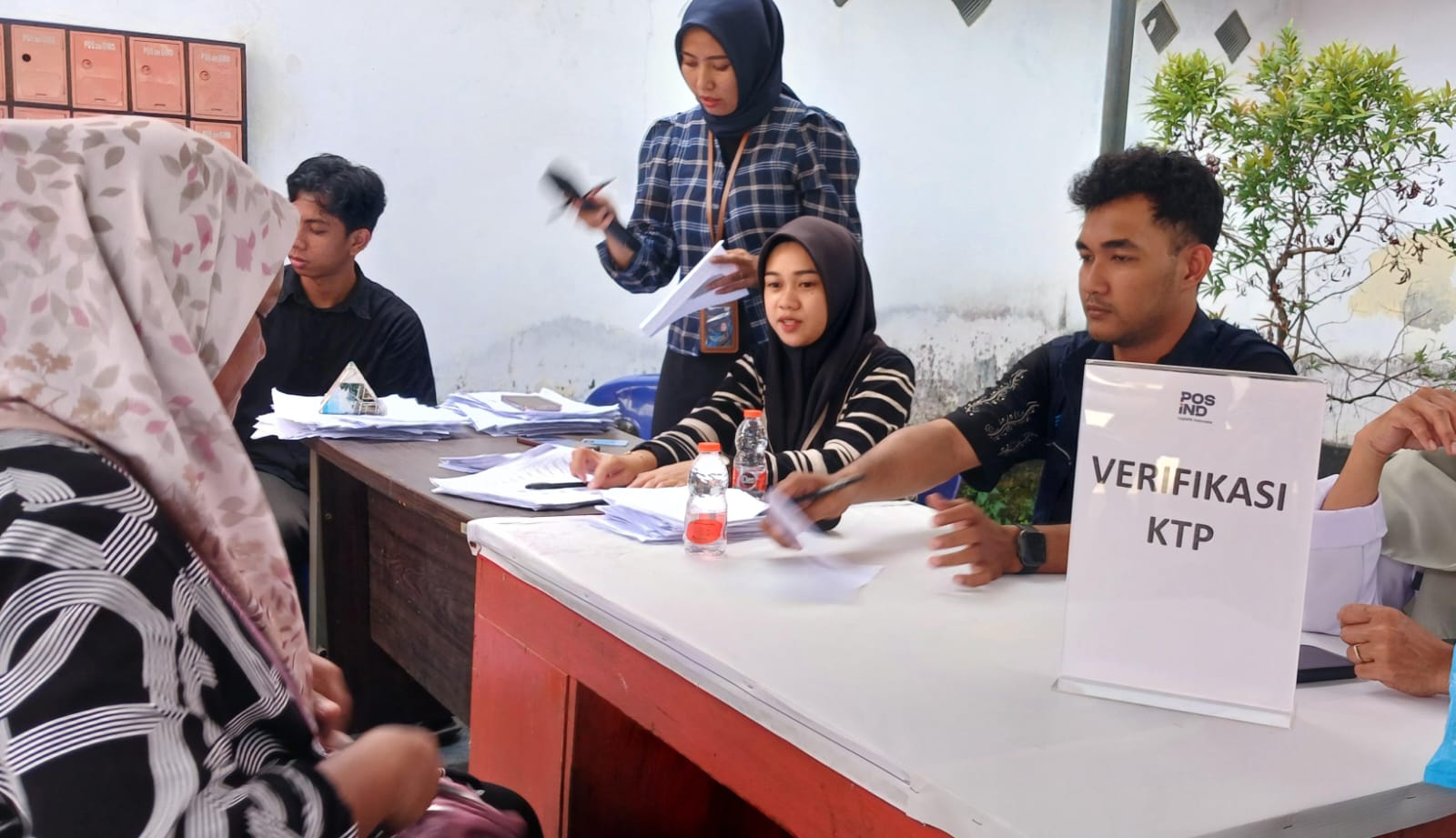 MENYALURKAN: Petugas Kantor Pos Indonesia menyalurkan BLT Kesra kepada masyarakat