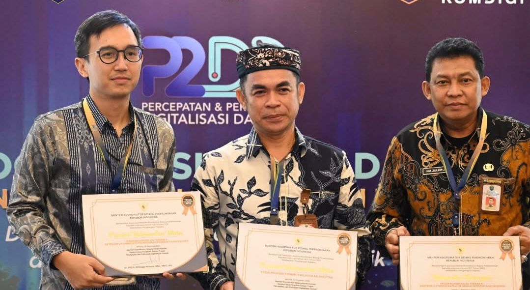 PENGHARGAAN : Pj. Sekprov Kaltara (tengah) menerima penghargaan untuk Kaltara, di Jakarta FOTO:DKISP