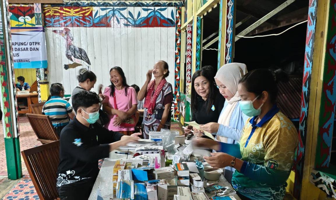 PENGECEKAN KESEHATAN : Tim kesehatan memberikan pelayanan kesehatan Terbang Terapung di Daerah Tertinggal, Perbatasan, dan Kepulauan DTPK