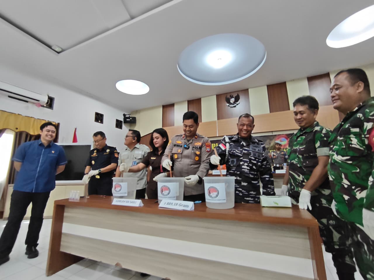 RIKO ADITYA/RADAR TARAKAN DIMUSNAHKAN: Sabu seberat 800 gram dimusnahkan dihadapan para tersangka
