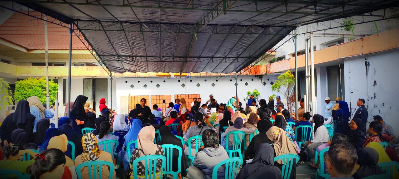 BANTUAN : Suasana warga mengambil BLTS di Kantor Pos FOTO:NATANAEL/RADAR TARAKAN