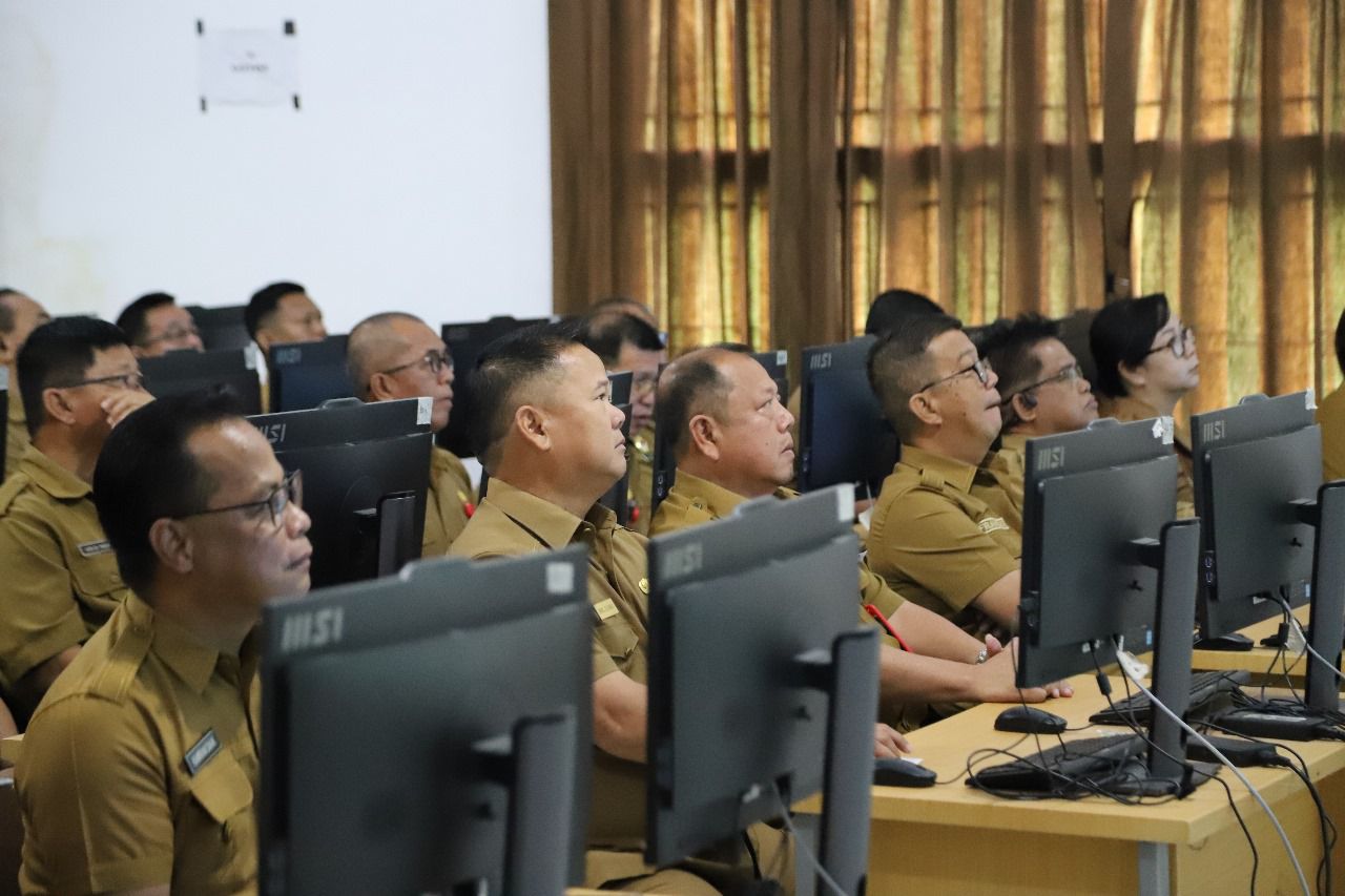 PRO ASN: Sekda Ernes dan pejabat lainnya saat melaksanakan Profiling ASN di Malinau FOTO:DIPA/RADAR TARAKAN