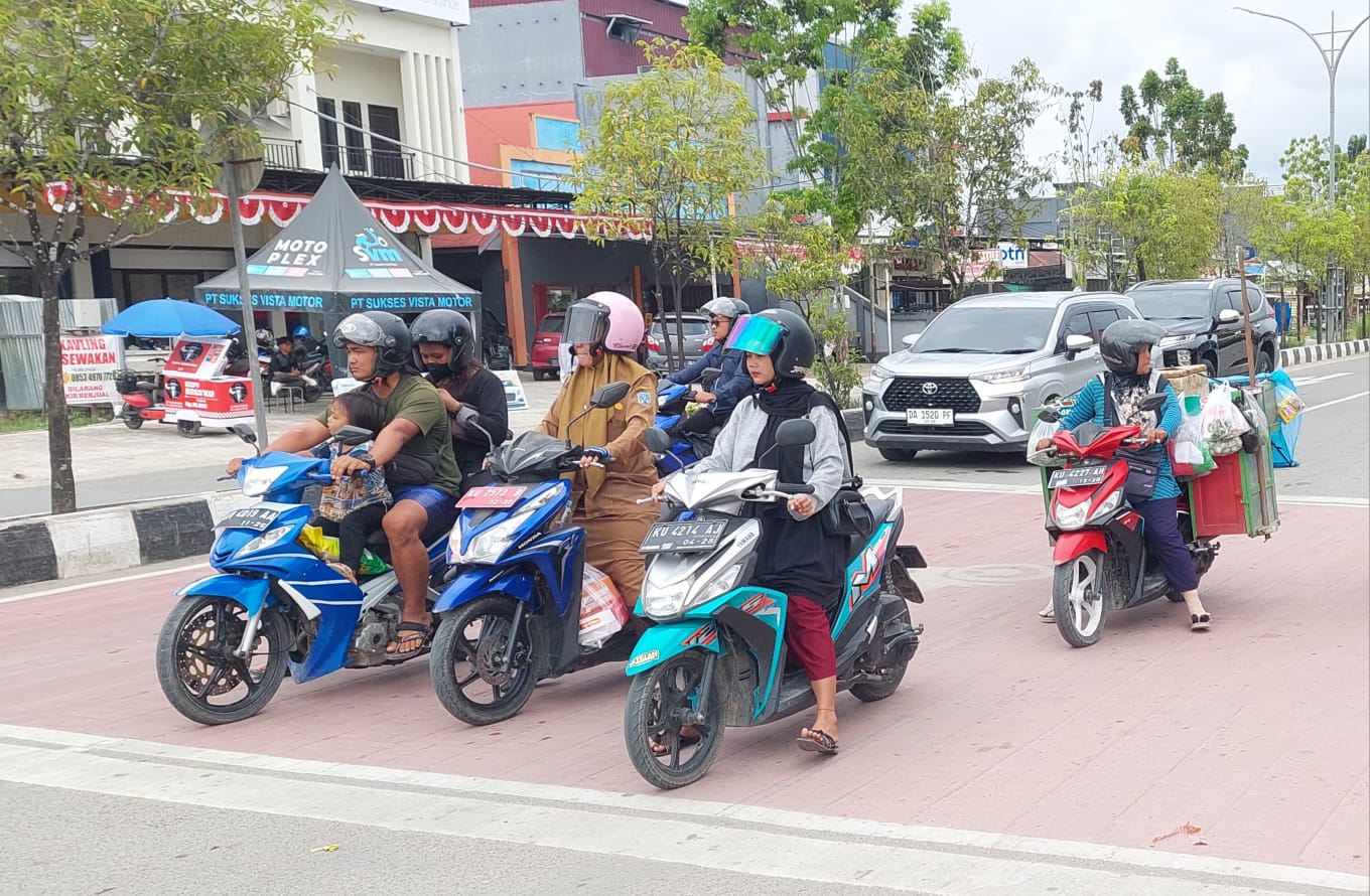 PAJAK : Kendaraan berhenti di traffic light Jalan Sengakwit, Tanjung Selor