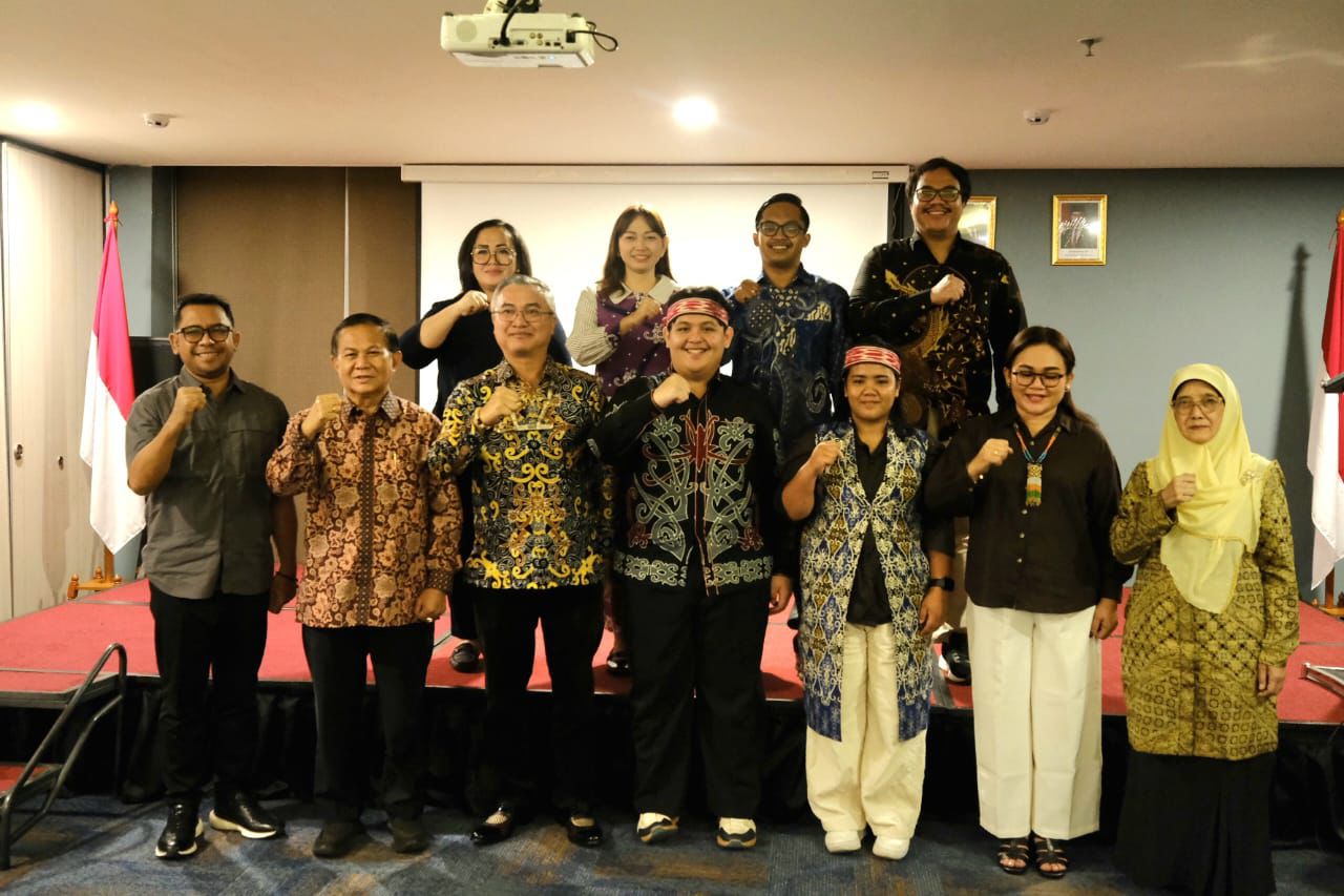 DESA SARJANA: Bupati Malinau Wempi W.Mawa secara seremonial melepas peserta Desa Sarjana menuju China FOTO:DIPA/RADAR TARAKAN