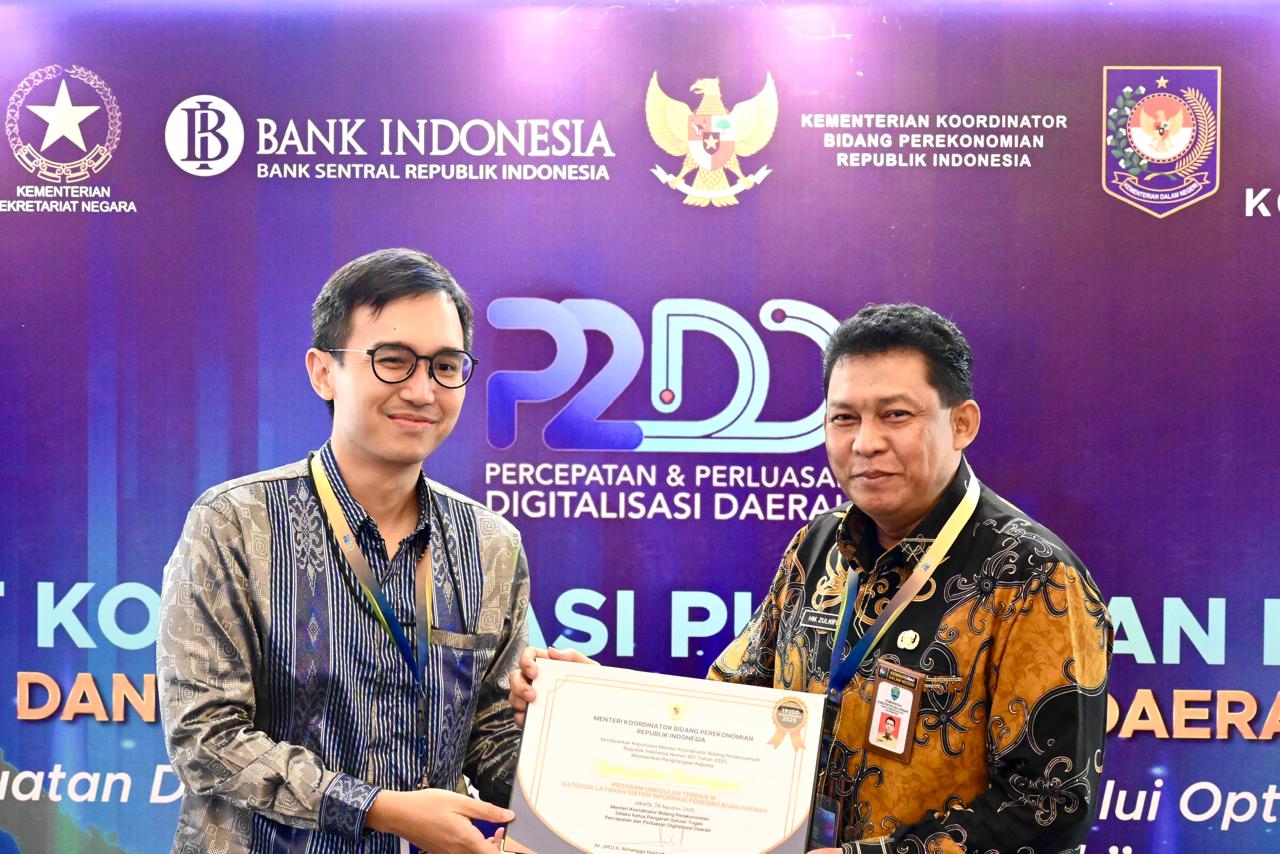 BERPRESTASI : Staf Ahli Bupati Bidang Ekonomi dan Pembangunan Setkab Bulungan menerima penghargaan dari Kementerian Koordinator Bidang Perekonomian RI