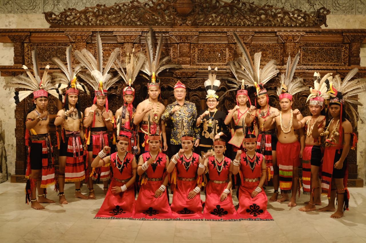 DIPA/RADAR TARAKAN PARADE: Bupati Wempi W.Mawa beserta Istri hadir langsung memberikan dukungan kepada Sanggar Sunsuy Ararak