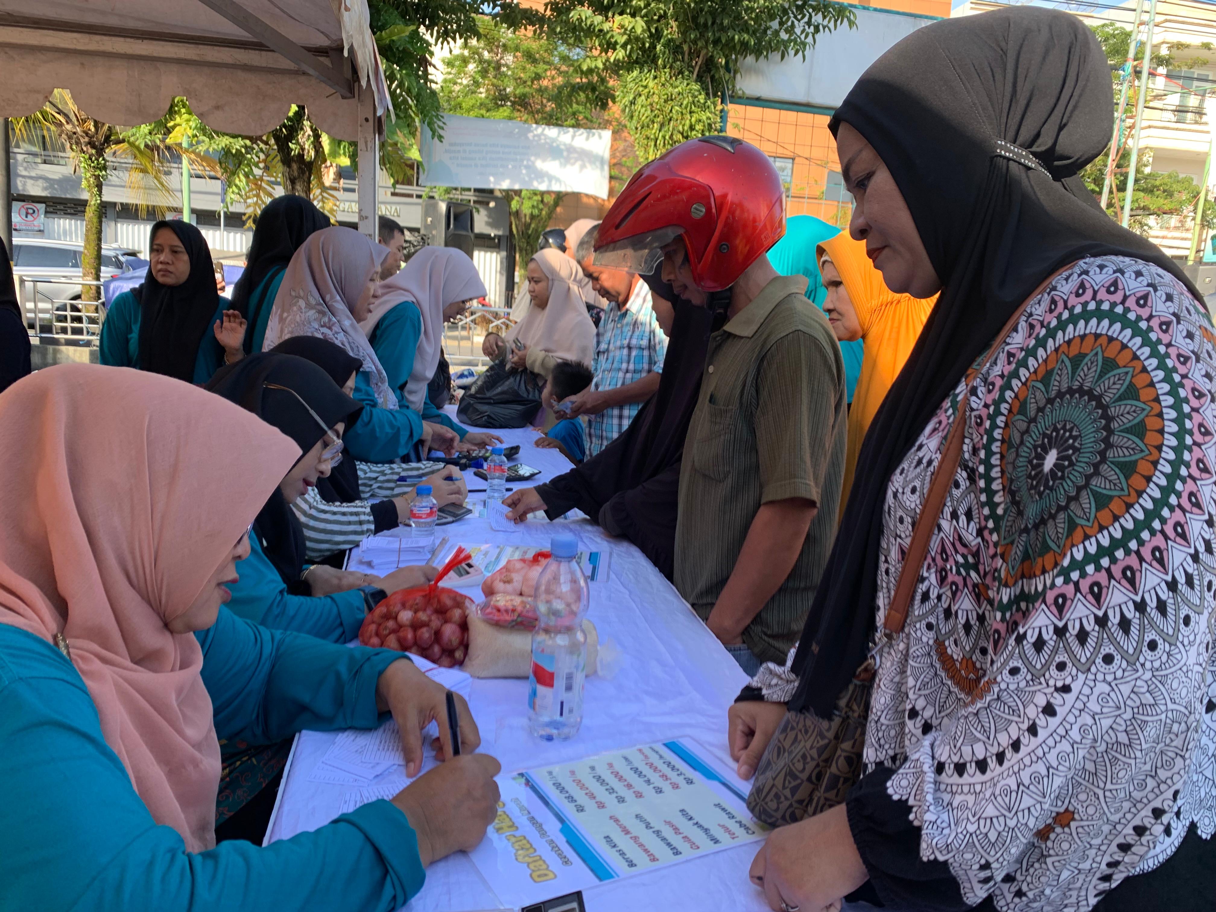 AGUS DIAN ZAKARIA/RADAR TARAKAN BERBELANJA : Salah satu masyarakat membeli sembako untuk kebutuhan sehari-hari