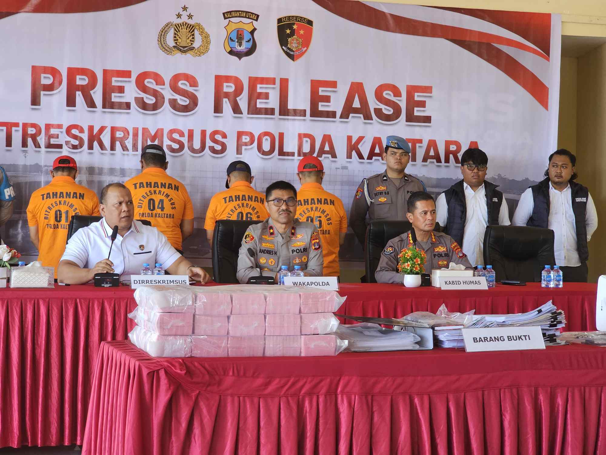 DIPAMERKAN: Sejumlah tersangka kredit fiktif pada PT BPD Kaltimtara dihadirkan dalam rilis kasus oleh Polda Kaltara, Rabu (3/12). FOTO: FIJAI PASARIJA/RADAR TARAKAN
