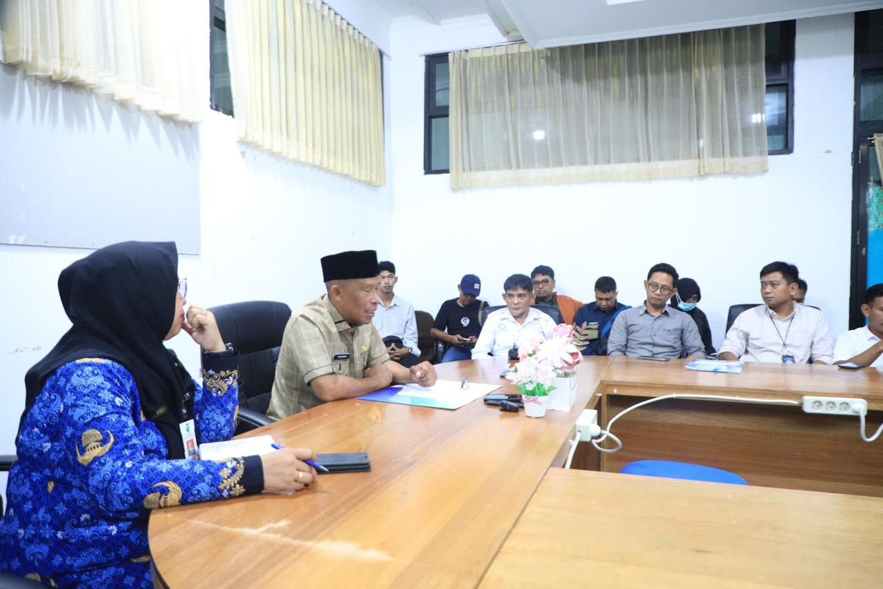 DISKUSI : Bupati Bulungan Syarwani memimpin dialog bersama awak media se-Bulungan foto:Taslee/Radar Tarakan