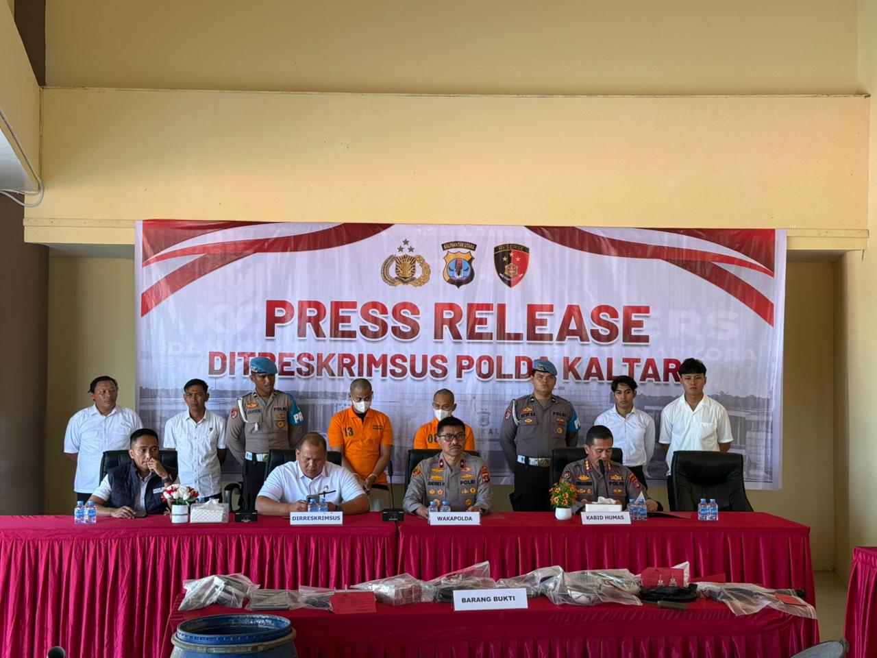 BERIKAN KETERANGAN : Dirkrimsus Polda Kaltara memberikan keterangan ungkap kasus illegal mining di Sekatak