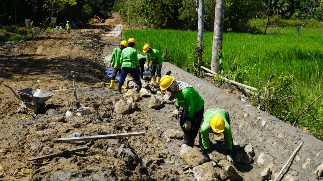 PENGERJAAN: Penggerjaan salah satu daerah irigasi di Antutan Seberang, Kabupaten Bulungan. FOTO:&nbsp;ISTIMEWA