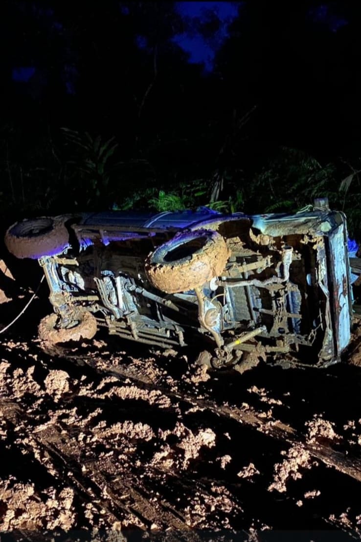 JALAN RUSAK : Mobil mengangkut material bangunan terbalik dikarenakan kondisi jalan licin akibat curah hujan tinggi di Krayan