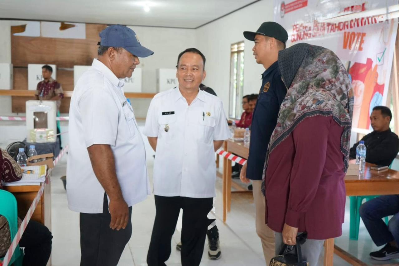 PANTAU: Wakil Bupati Bulungan, Kilat, A.Md, saat turun lapangan memantau pelaksanaan Pilkades di Bulungan