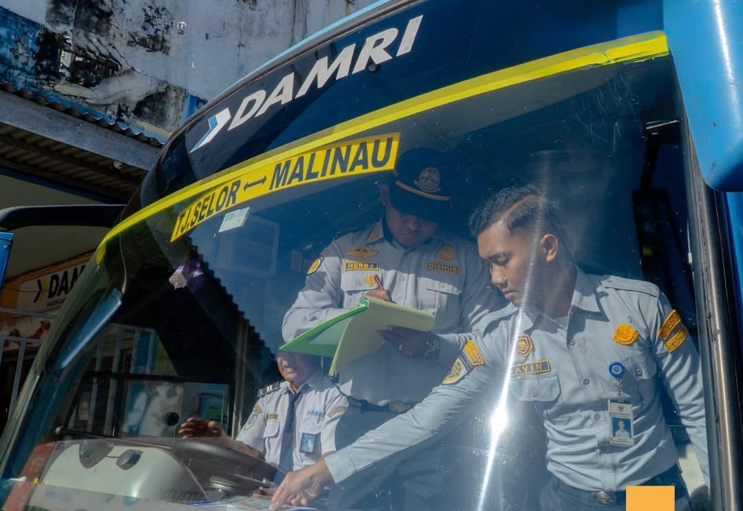 INSPEKSI : Petugas Dishub Kaltara melakukan inspeksi ke bus-bus Damri FOTO:DKISP
