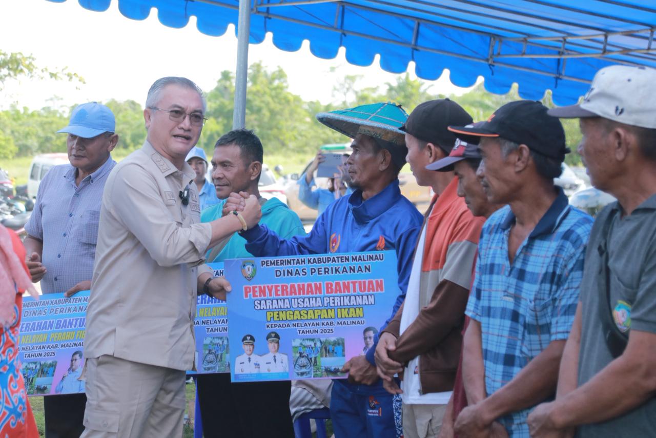 BANTUAN: Bupati Malinau Wempi W.Mawa saat menyerahkan bantuan kepada nelayan dan Poklahsar FOTO:DIPA/RADAR TARAKAN