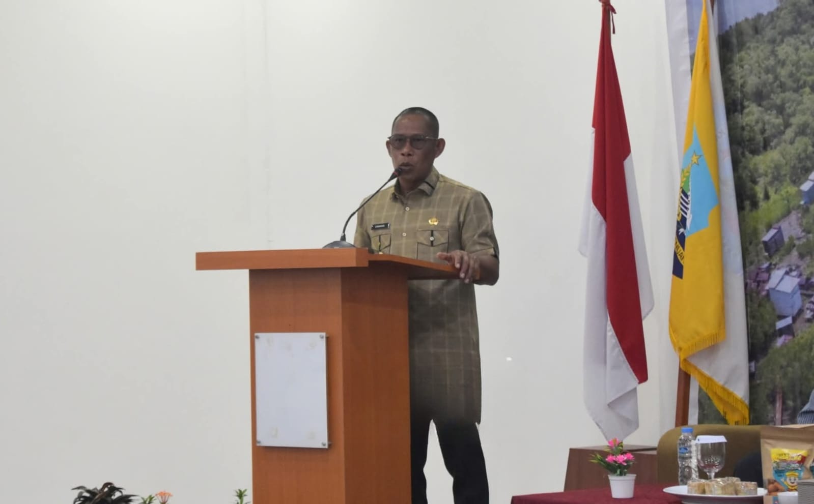 BERI ARAHAN : Bupati Bulungan memberikan arahan dalam pelaksanaan penyusunan perencanaan pembangunan desa pesisir