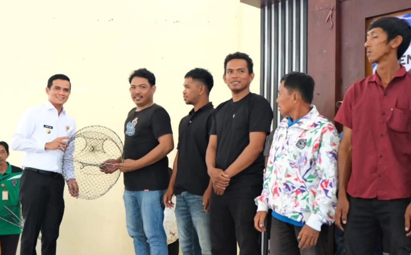 SERAHKAN: Bupati Nunukan H. Irwan Sabri menyalurkan bantuan kepada kelompok nelayan di Kecamatan Nunukan dan Nunukan Selatan.
