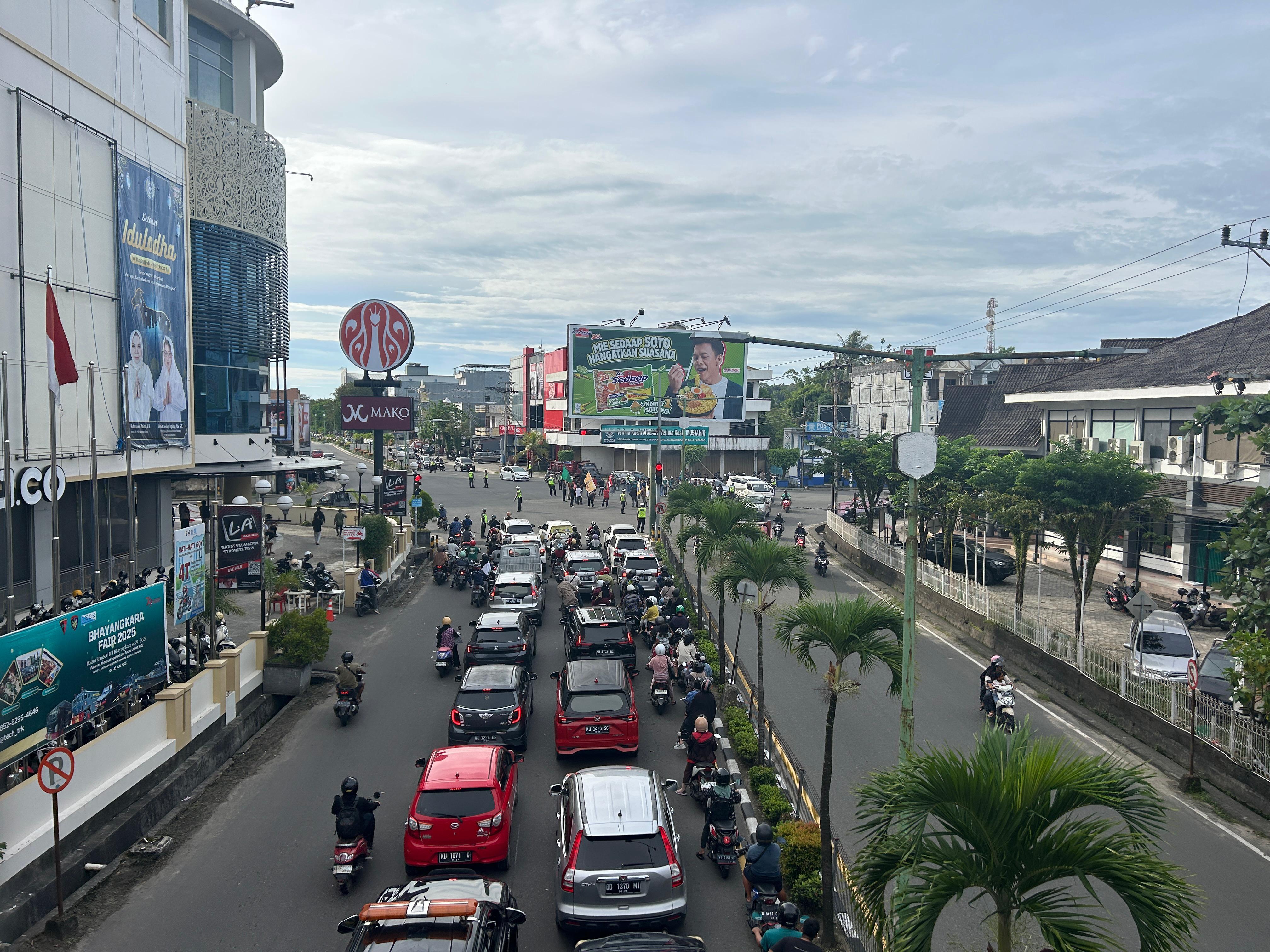 POTENSI: UPTD Samsat Tarakan berharap akan ada potensi peningkatan pendapatan dari kendaraan yang belum membayar pajak. FOTO:&nbsp;ELIAZAR/RADAR TARAKAN