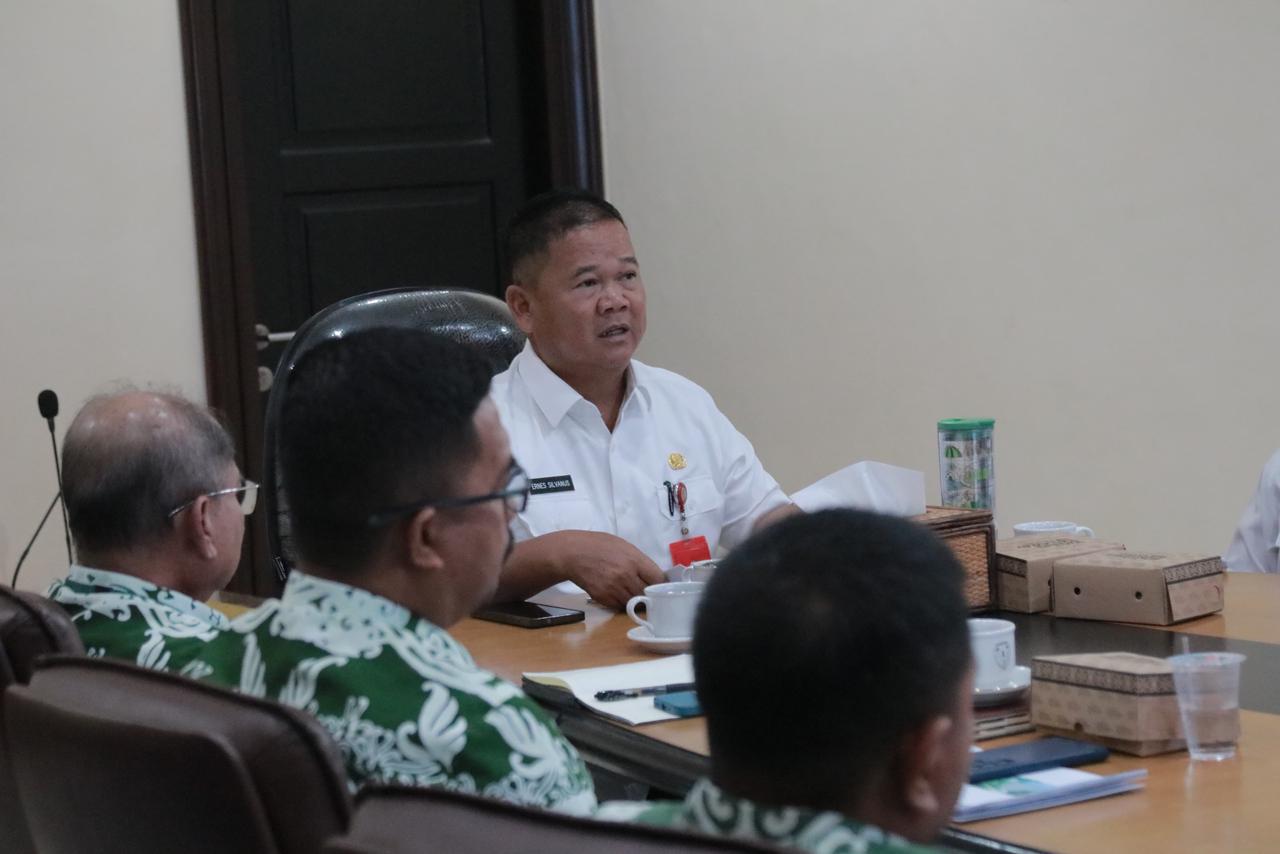 RAPAT: Sekda Ernes Silvanus saat memberikan arahan dalam rapat bersama PT. KHN dan PT. AEC FOTO:DIPA/RADAR TARAKAN