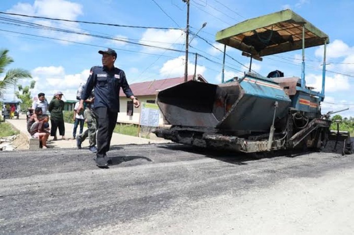 TINJAU LAPANGAN : Bupati Bulungan saat melakukan peninjauan pembangunan infrastruktur di Bulungan