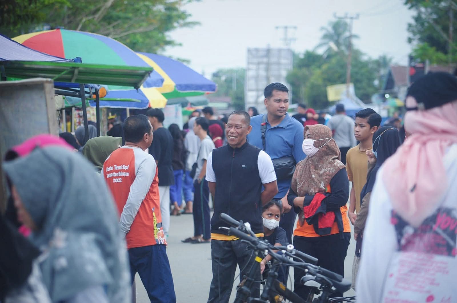 STAND UMKM : Bupati Bulungan didampingi istri mengujungi stand UMKM di Tebu Kayan