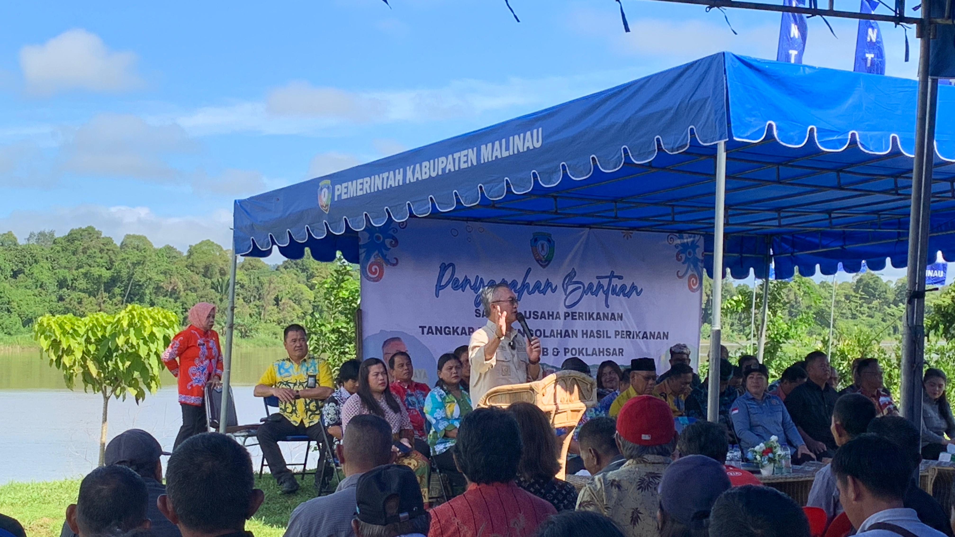 DIPA/RADAR TARAKAN PERDA: Bupati Wempi saat berdialog langsung bersama Nelayan KUB dan Poklahsar